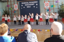 Dziadkowie ogladaja wystep wnuczat z gr. III