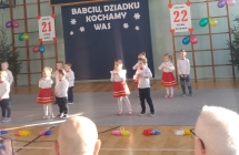 Dzieci z grupy III ilustruja ruchem piosenke dla dziadkow.