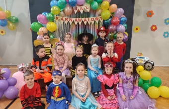 Dzieci z grupy Kotki na balu karnawalowym