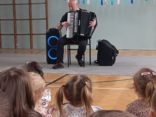 Muzyk gra na akordeonie.