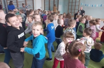 Radosne dzieci podczas tanca w parach.