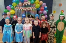 Bal karnawalowy. dzieci w strojach karnawalowych gr. IV