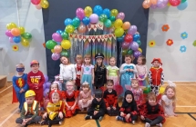 Dzieci przebrane w stroje karnawalowe