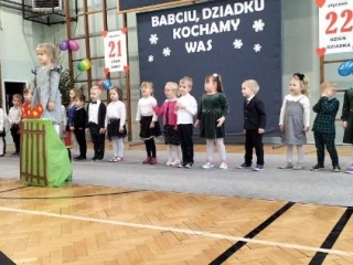 Dzieci spiewaja piosenke