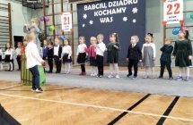 Chlopiec i dziewczynka odgrywaja scenke babci i dziadka