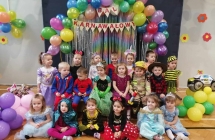 Dzieci z grupy 1 w strojach karnawalowych