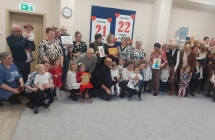 Zdjecie grupowe dziadkowie z wnukami