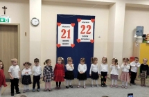 Dzieci z grupy 1 spiewaja piosenke dla babci i dziadka