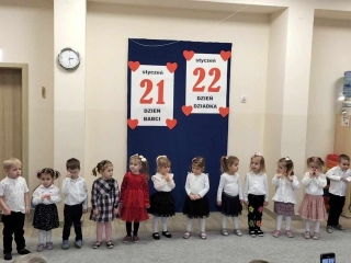 Dzieci z grupy 1 spiewaja piosenke dla babci i dziadka