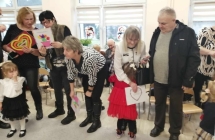 Dzieci wreczaja babciom laurki