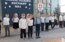 Chlopcy mowia wierszyk dla dziadka (1)