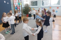 Dzieci tancza w parach (1)