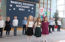 Dziewczynki mowia wierszyk dla babci (1)