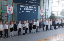 Dzieci  witaja gosci (1)