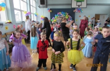 Dzieci z gr. VI na balu karnawalowym