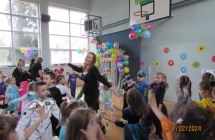 Dzieci z grupy VIII tancza w kole podczas balu karnawalowego