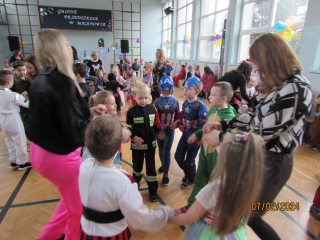 Przedszkolaki z grupy Sowki tancza - Kopia