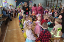 Dzieci z grupy Niedzwiadki w strojach karnawalowych