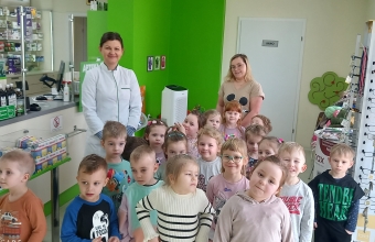 Wspolne zdjecie Motylkow z pania farmaceutka