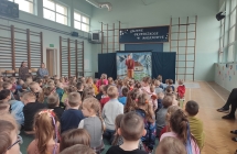 Przedstawiciel studia teatralnego wita dzieci w przedszkolu