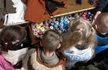 Czterolatki ogladaja kolorowe nici.