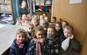 Zdjecie dzieci z gr. III z pania krawcowa.