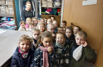 Zdjecie dzieci z gr. III z pania krawcowa.