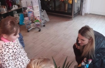 Z wizyta w kwiaciarni, dzieci ogladaja kwiaty (6)