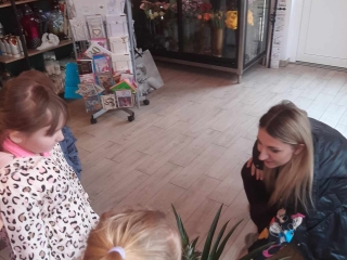 Z wizyta w kwiaciarni, dzieci ogladaja kwiaty (6)