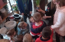 Z wizyta w kwiaciarni, dzieci ogladaja kwiaty (5)