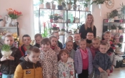 Z wizyta w kwiaciarni, dzieci ogladaja kwiaty (4)