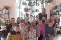 Z wizyta w kwiaciarni, dzieci ogladaja kwiaty (4)