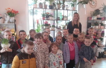 Z wizyta w kwiaciarni, dzieci ogladaja kwiaty (4)
