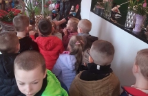 Z wizyta w kwiaciarni, dzieci ogladaja kwiaty (2)