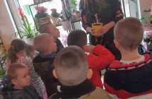 Z wizyta w kwiaciarni, dzieci ogladaja kwiaty (1)