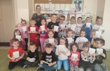 Przedszkolaki z gr. VI z pania kosmetyczka