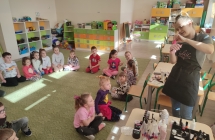 Kosmetycznka prezentuje dzieciom rozne kosmetyki