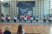 Chlopcy podczas tanca z kapeluszami