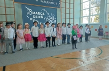 Dzieci z grupy Kotki podczas wystepu z okazji Dnia Kobiet