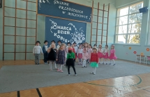 Dziewczynki z gr. VI w tancu z okazji Dnia Kobiet