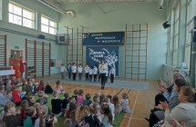 Dyrektor przedszkola wita zebranych gosci na uroczystym Dniu Kobiet