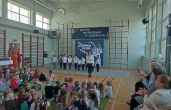 Dyrektor przedszkola wita zebranych gosci na uroczystym Dniu Kobiet