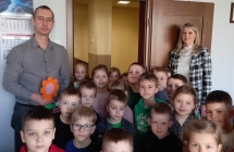 przedszkolaki w gabinecie Sekretarza Gminy