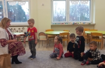 Pani pielegniarka mierzy dzieciom cisnienie
