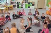 Pani pielegniarka omawia cisnieniomierz