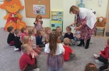 Pani pielegniarka rozdaje dzieciom upominki