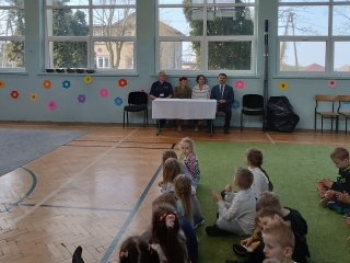 P. dyrektor wita uczestnikow konkursu.