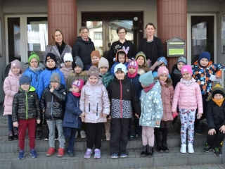 szesciolatki przed Urzedem Gminy