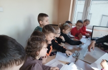 dzieci bawia sie w steplowanie