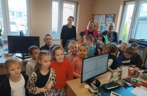 dzieci z pracownikami urzedu gminy swoimi mamusiami